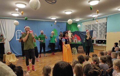 Zdjęcie do Przedstawienie pt. "Kr&oacute;lewna Śnieżka i Siedmiu Krasnoludk&oacute;w" w wykonaniu Rodzic&oacute;w z gr. "Tygryski" 